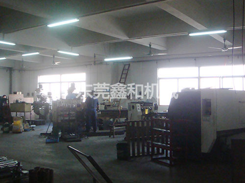 不干胶覆膜机车间